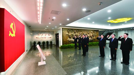 2017年10月31日，中共中央總書(shū)記、國(guó)家主席、中央軍委主席習(xí)近平帶領(lǐng)中共中央政治局常委李克強(qiáng)、栗戰(zhàn)書(shū)、汪洋、王滬寧、趙樂(lè)際、韓正，瞻仰上海中共一大會(huì)址和浙江嘉興南湖紅船。這是31日上午，在上海中共一大會(huì)址紀(jì)念館，習(xí)近平帶領(lǐng)其他中共中央政治局常委同志一起重溫入黨誓詞。 新華社記者 李濤/攝