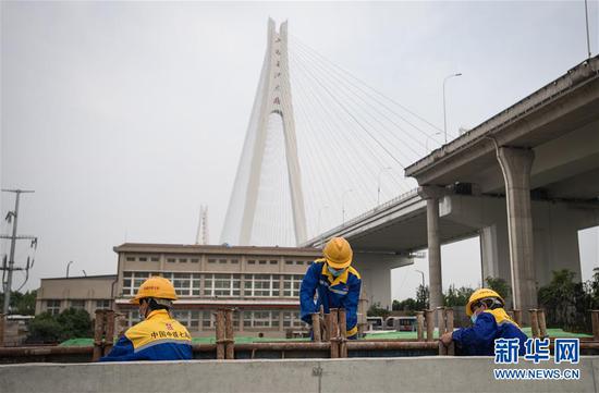  4月30日，來自中鐵七局的建設(shè)者在武漢武九北綜合管廊工程施工現(xiàn)場作業(yè)。新華社記者 肖藝九 攝